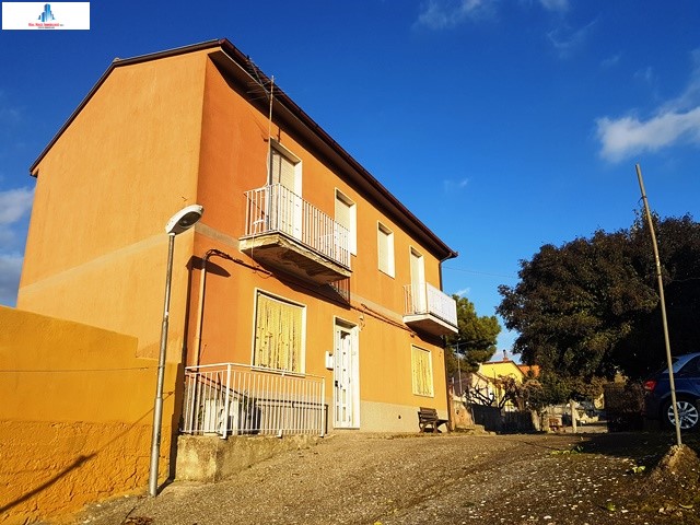Casa Semi Indipendente in Vendita a Montecalvo Irpino, 29'000€, 100 m²