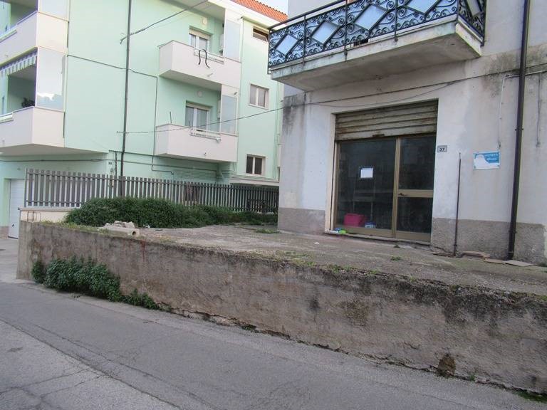 Attività commerciale in Affitto a Spoltore, 500€, 90 m²