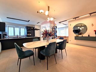 Appartamento in Vendita a Afragola, 490 m², con Box