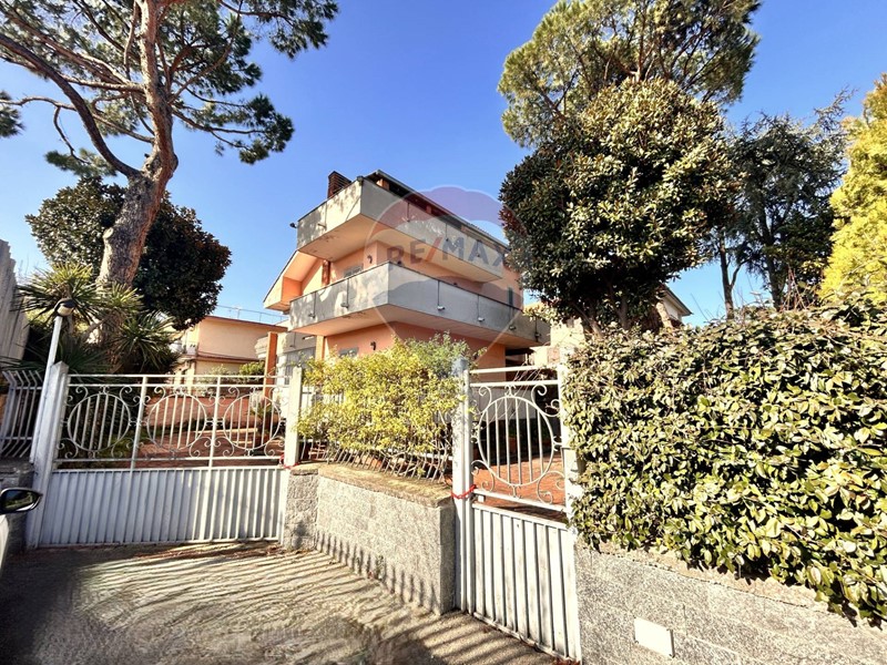 Villa in Vendita a Casoria, 695'000€, 521 m²