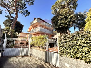 Villa in Vendita a Casoria, 695'000€, 521 m²