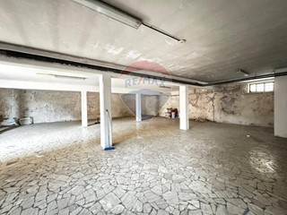 Immobile commerciale in Affitto a Napoli, 600€, 320 m²