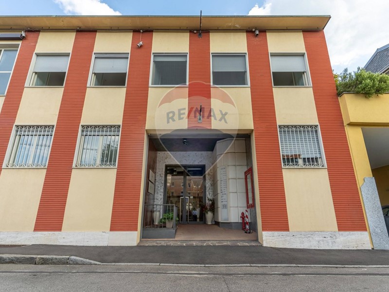 Immobile commerciale in Vendita a Legnano, 295'000€, 413 m²
