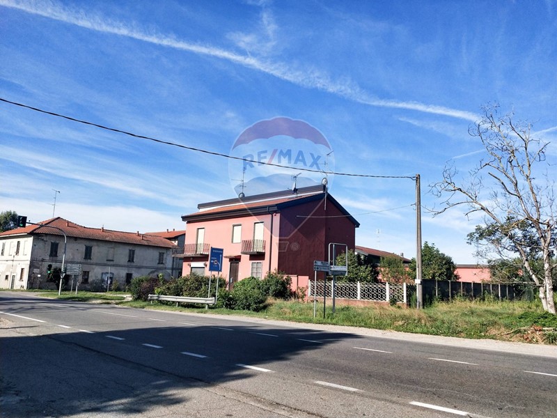 Casa Indipendente in Vendita a Ozzero, 400'000€, 337 m²