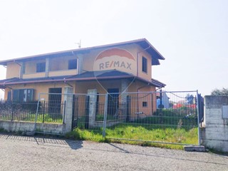 Villa in Vendita a Caltignaga, 160'000€, 145 m²