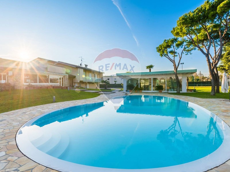 Casa Indipendente in Vendita a Telgate, 850 m²