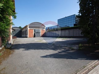 Capannone in Vendita a Tradate, 690'000€, 2900 m²