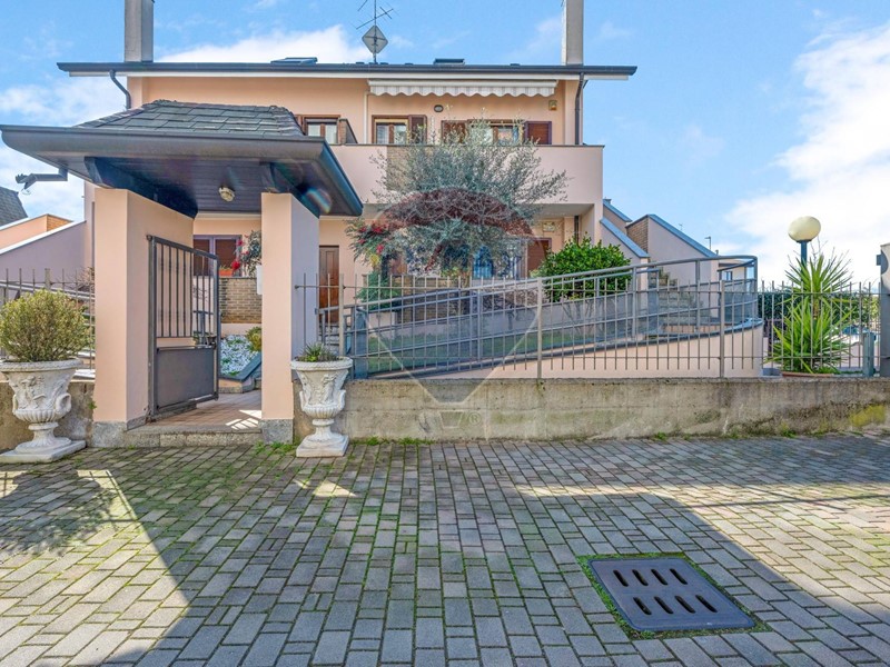 Trilocale in Vendita a Lainate, 285'000€, 107 m²