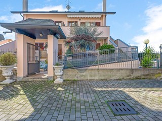 Trilocale in Vendita a Lainate, 285'000€, 107 m²