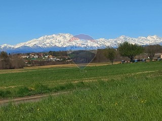 Casa Semi Indipendente in Vendita a Oleggio, 59'900€, 450 m²