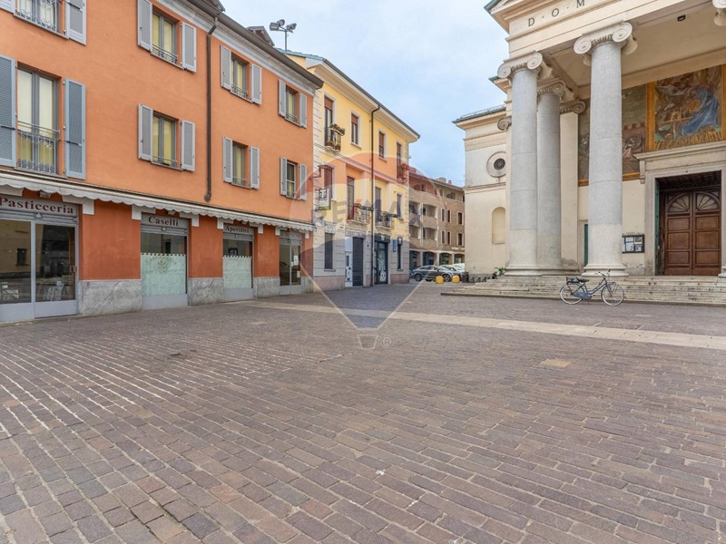 Attività commerciale in Vendita a Rho, 950'000€, 130 m²
