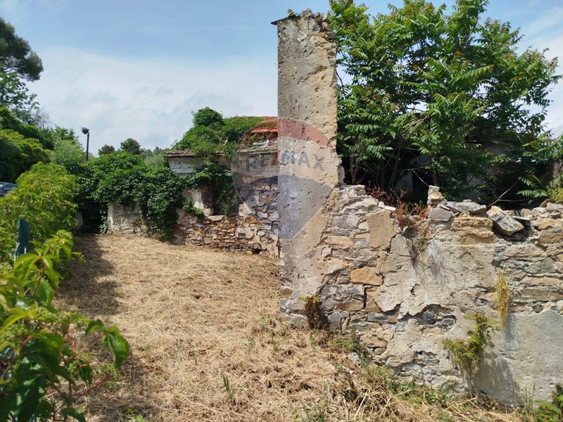 Casa Indipendente in Vendita a Diano Arentino, 139'000€, 400 m²