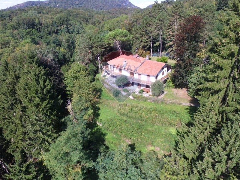 Villa in Vendita a Varese, 598'000€, 522 m²