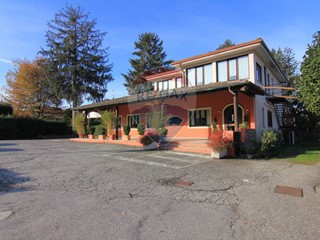 Attività commerciale in Vendita a Vergiate, 50'000€, 2565 m²