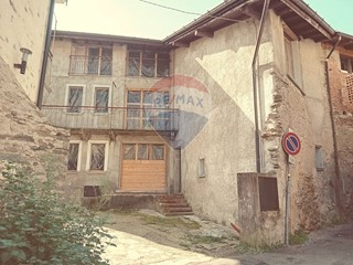 Casa Semi Indipendente in Vendita a Cocquio Trevisago, 180'000€, 360 m²