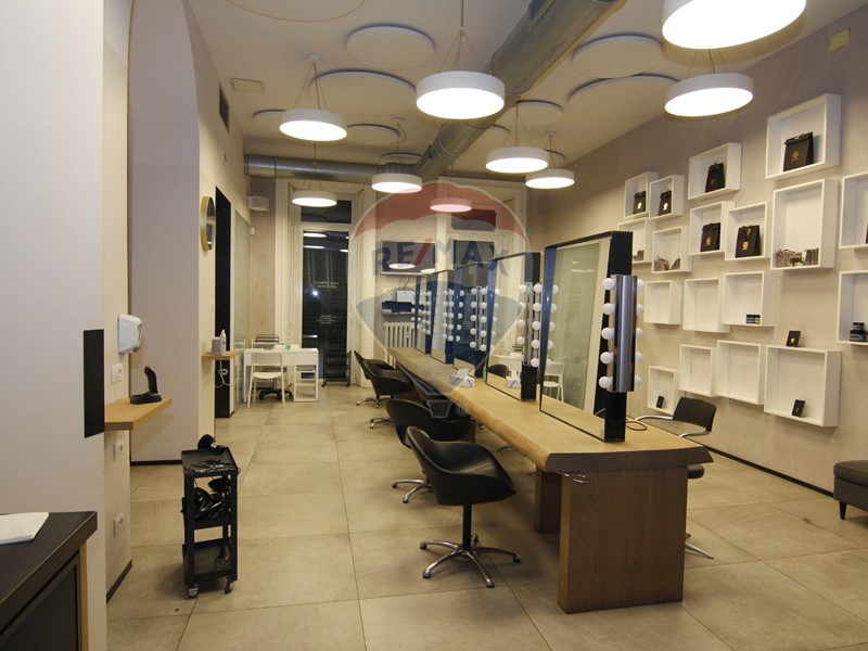 Immobile commerciale in Vendita a Varese, 450'000€, 164 m²