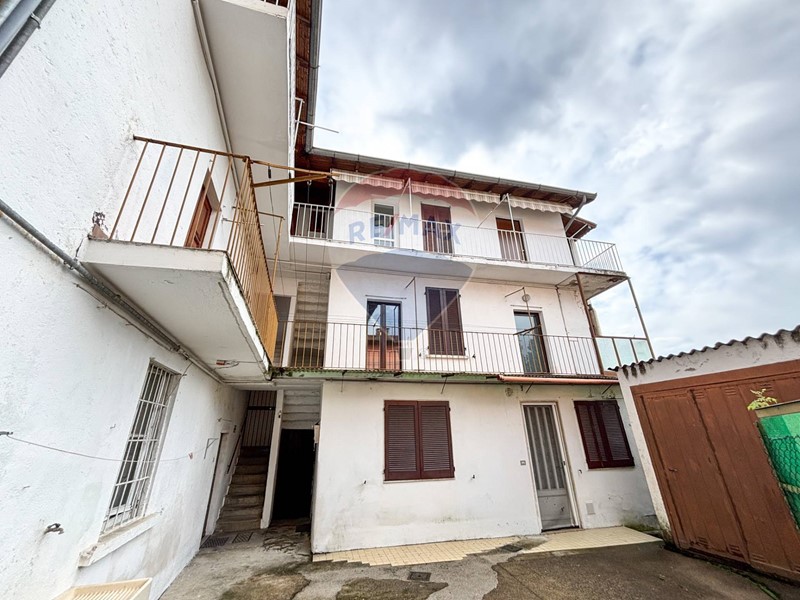 Trilocale in Vendita a Saltrio, 40'000€, 77 m²