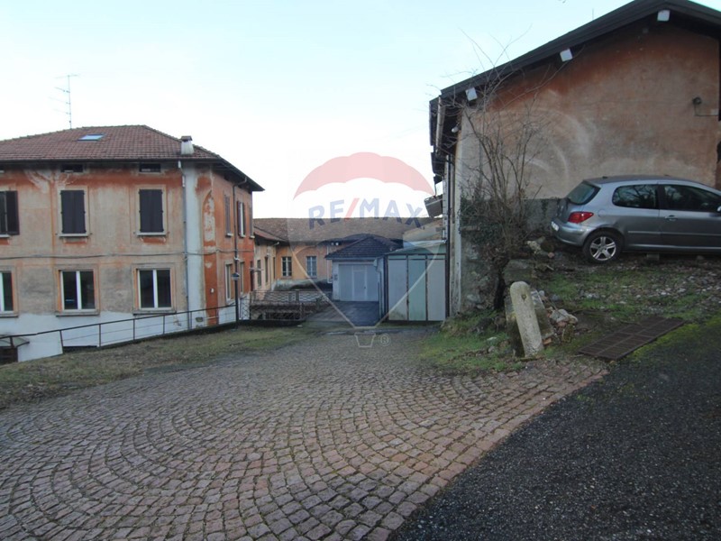 Capannone in Vendita a Varese, 95'000&euro;, 500 m²