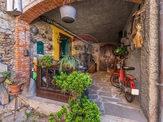 Casa Semi Indipendente in Vendita a Cadegliano Viconago, 188'650€, 154 m²