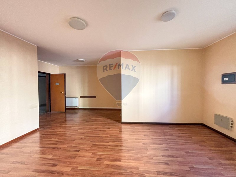Ufficio in Vendita a Varese, 75'000€, 65 m²