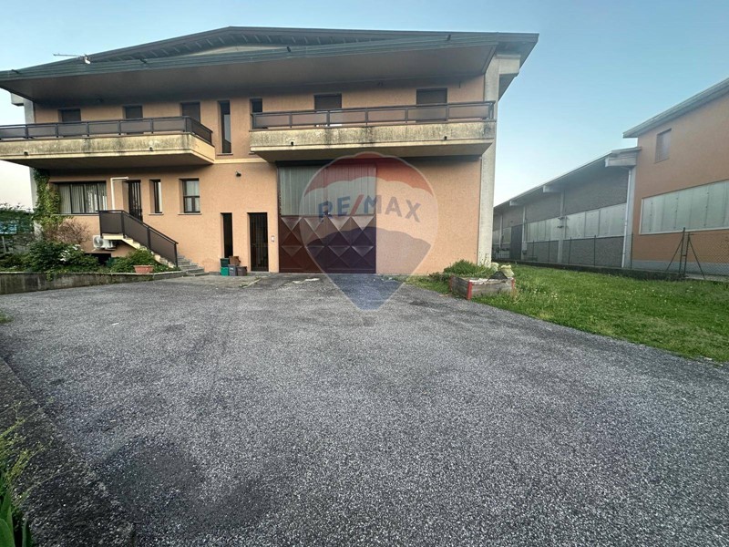 Capannone in Affitto a Arcisate, 4'000&euro;, 1000 m²