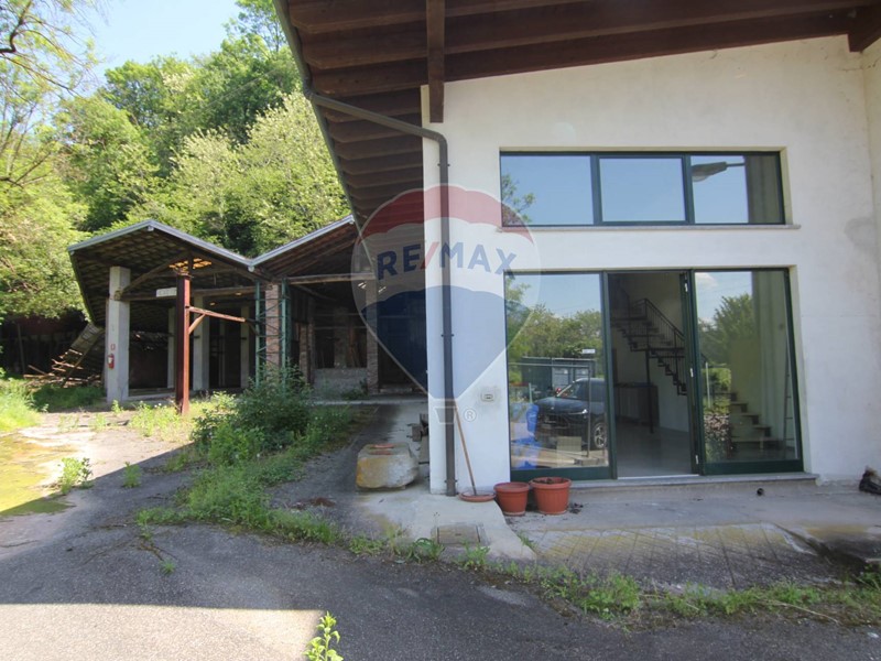 Ufficio in Vendita a Cocquio Trevisago, 98'000€, 700 m²