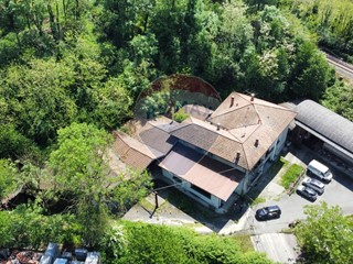 Ufficio in Vendita a Cocquio Trevisago, 98'000€, 700 m²