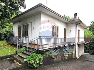 Villa in Vendita a Casciago, 310'000€, 300 m²