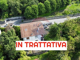 Villa in Vendita a Biandronno, 268'750€, 243 m²