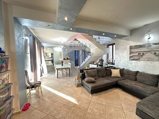 Casa Indipendente in Vendita a Arcisate, 370'000€, 262 m²