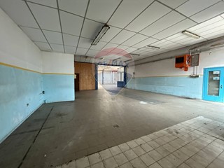 Capannone in Vendita a Saltrio, 150'000€, 400 m²