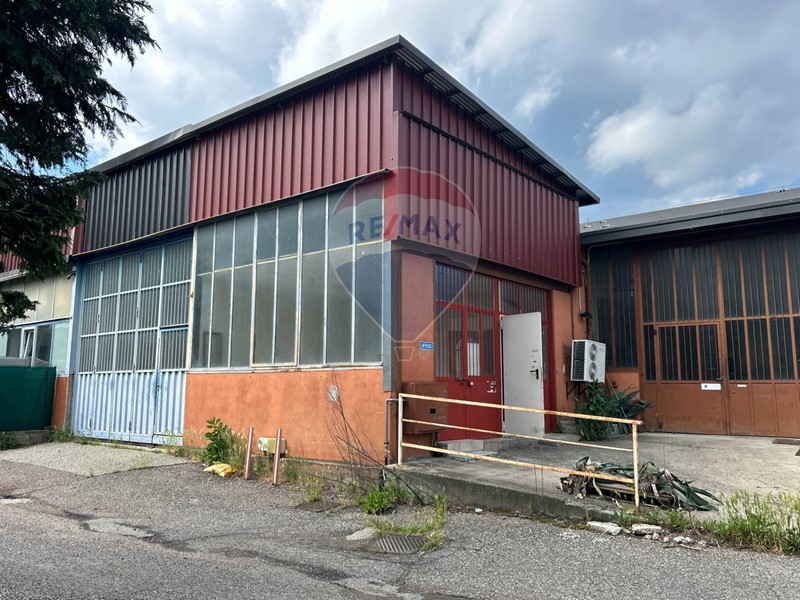 Laboratorio in Vendita a Saltrio, 150'000€, 400 m²