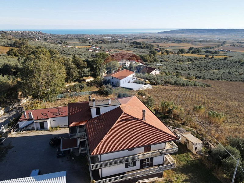Casa Semi Indipendente in Vendita a Santa Maria Imbaro, 295'000€, 493 m², con Box