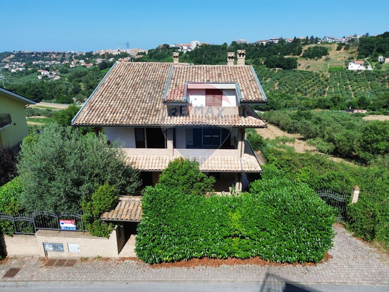 Villa in Vendita a Lanciano, 330'000€, 331 m²