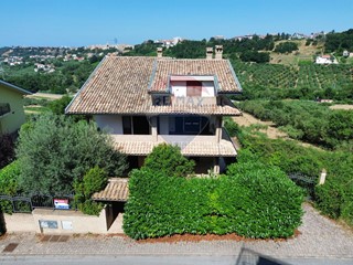 Villa in Vendita a Lanciano, 330'000€, 331 m²