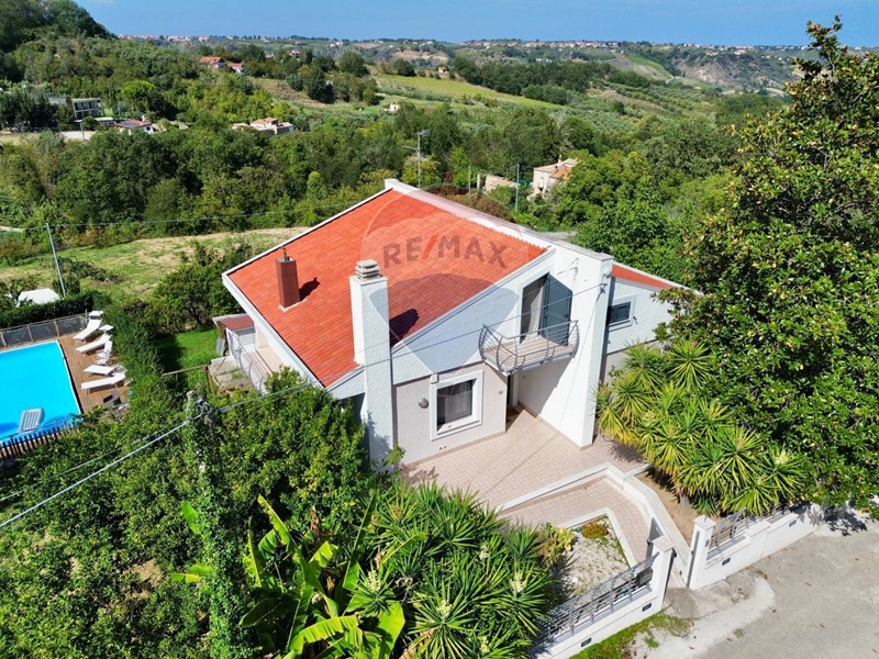 Villa in Vendita a Lanciano, 298'000€, 279 m²