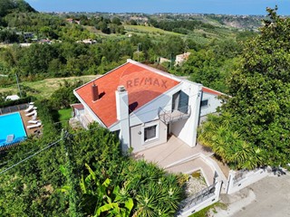 Villa in Vendita a Lanciano, 298'000€, 279 m²