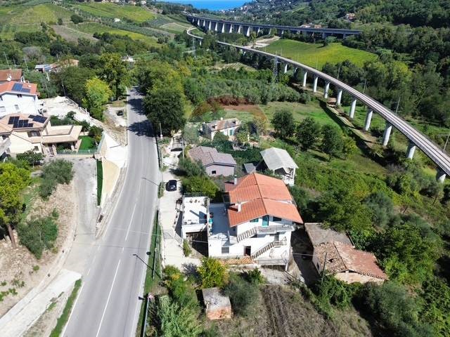 Casa Indipendente in Vendita a San Vito Chietino, 198'000€, 376 m²
