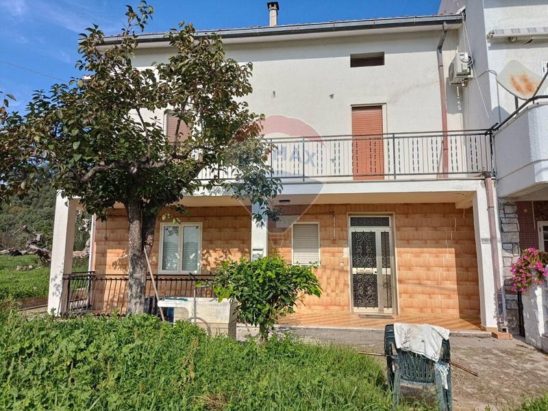 Casa Indipendente in Vendita a Torino di Sangro, 89'000€, 141 m², con Box