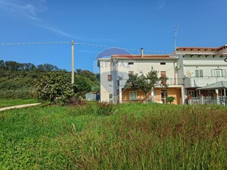 Casa Indipendente in Vendita a Torino di Sangro, 89'000€, 141 m², con Box