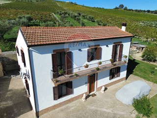 Casa Indipendente in Vendita a Orsogna, 250'000€, 219 m²