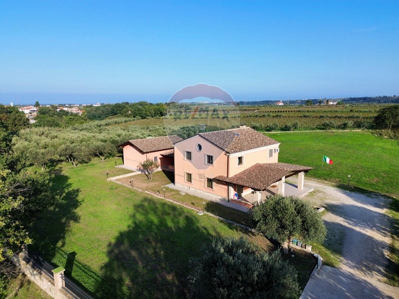 Villa in Vendita a Ortona, 490'000€, 274 m²