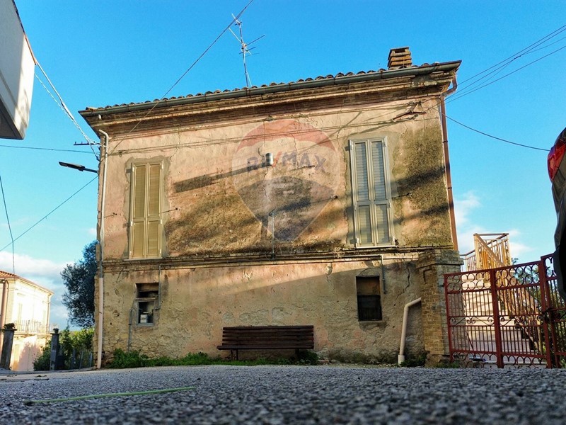 Casa Indipendente in Vendita a Ortona, 80'000€, 250 m²