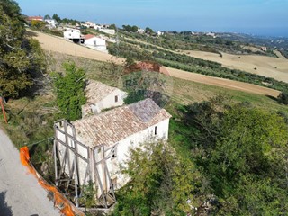Casa Indipendente in Vendita a Lanciano, 50'000€, 250 m²