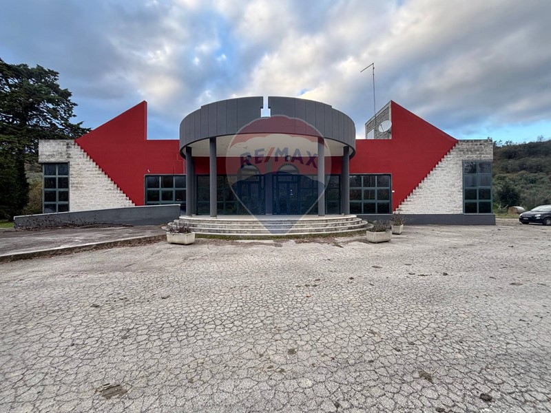 Immobile commerciale in Vendita a Casoli, 360'000€, 700 m²