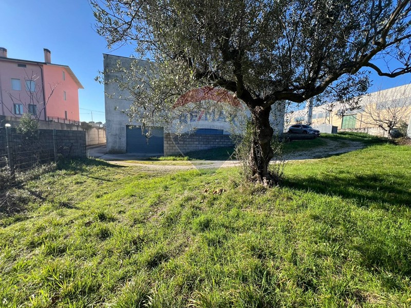 Magazzino in Vendita a Santa Maria Imbaro, 280'000€, 400 m²