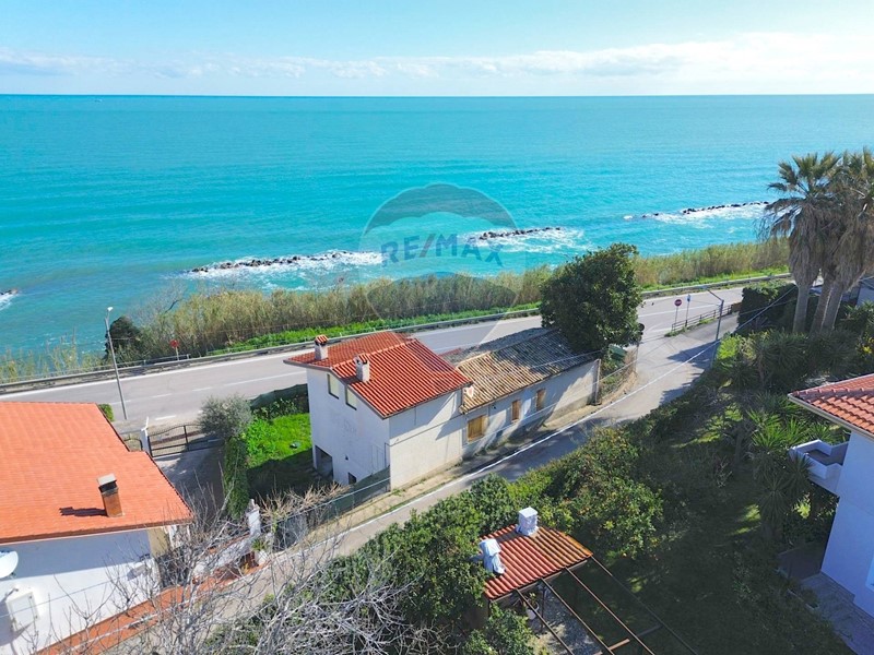 Casa Indipendente in Vendita a Rocca San Giovanni, 220'000€, 148 m², con Box