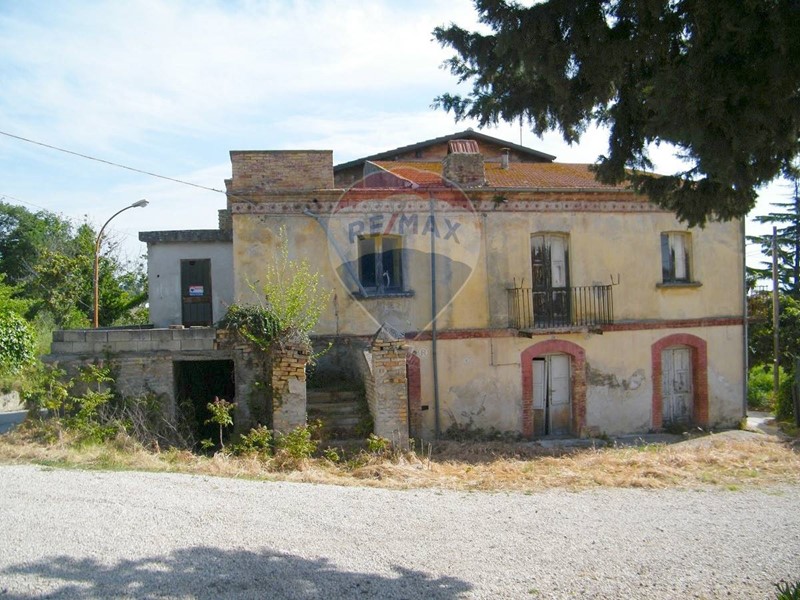 Rustico in Vendita a Fossacesia, 105'000€, 260 m²