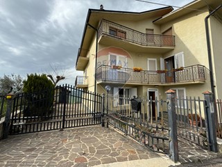 Casa Semi Indipendente in Vendita a Castel Frentano, 140'000€, 287 m²