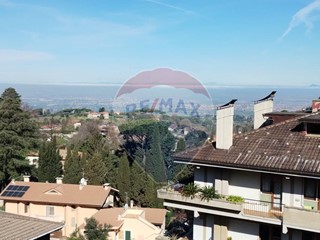 Villa in Vendita a Grottaferrata, 800'000€, 500 m²